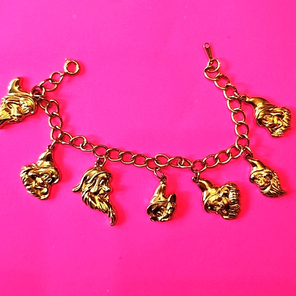 Vintage Disney Seven Dwarfs charm bracelet  excellent condition
